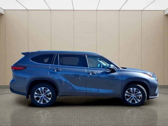Used 2020 Gray Toyota XLE image 5