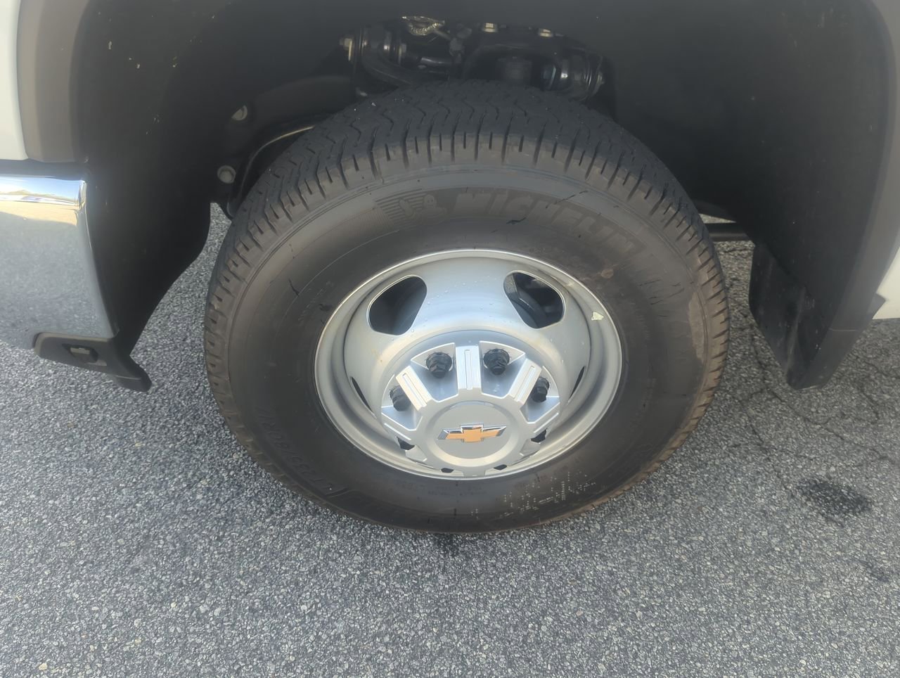 New 2025 Summit White Chevrolet Work Truck image 31