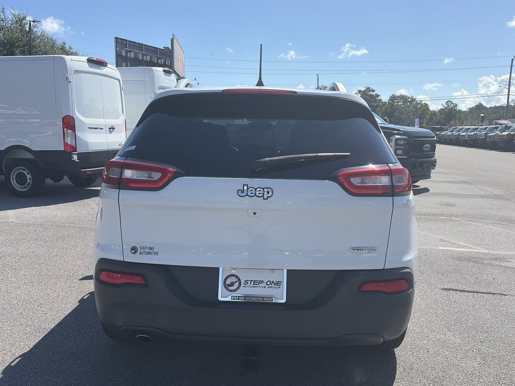 Used 2016 Bright White Clearcoat Jeep Latitude image 6