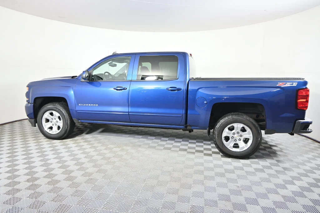 Used 2017 DEEP OCEAN BLUE METALLIC Chevrolet LT image 3