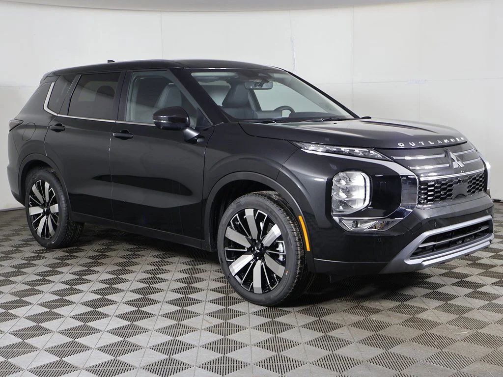New 2026 Black Mitsubishi SE image 2