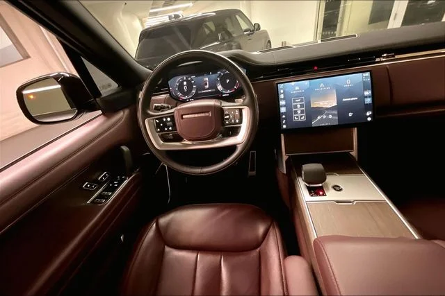Used 2024 White Land Rover SE image 4