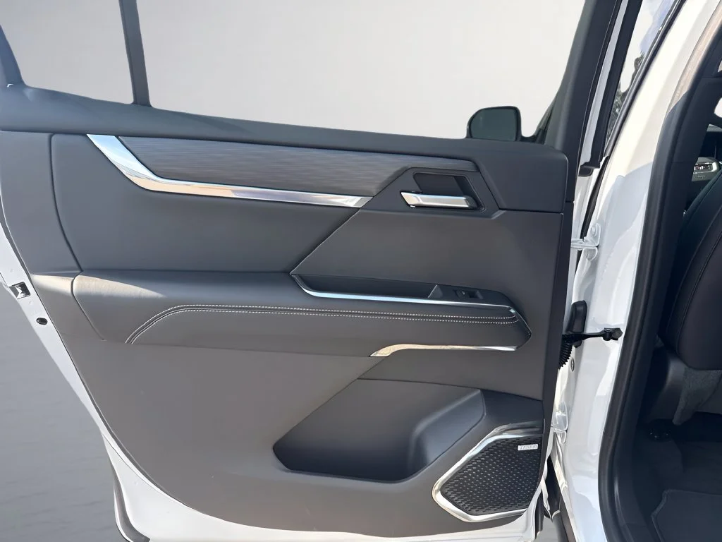 New 2027 Summit White GMC Elevation image 32