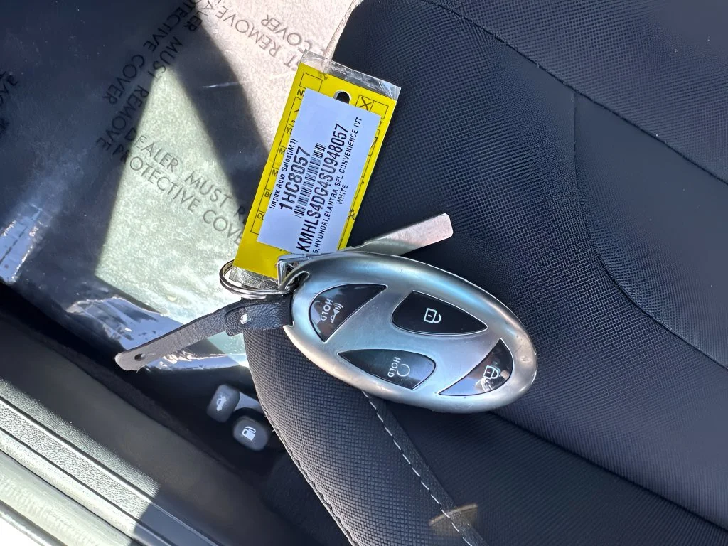 Used 2025 White Hyundai SEL Convenience image 30