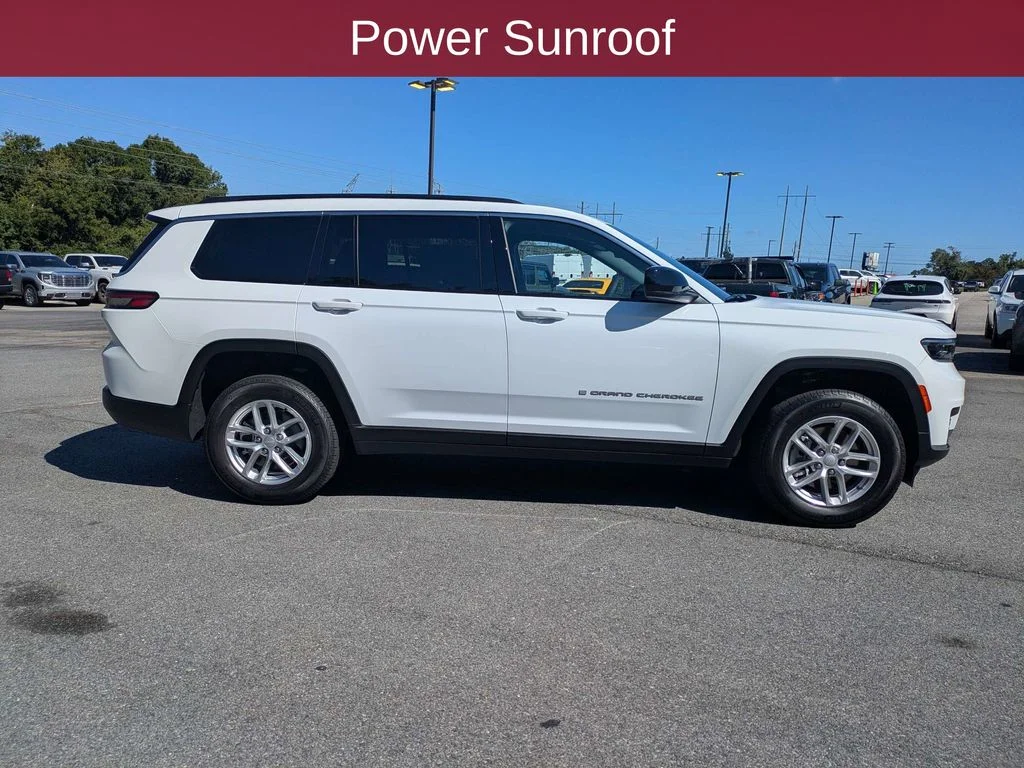New 2026 Bright White Clear-Coat Exterior Paint Jeep Laredo X image 5