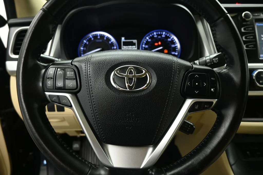 Used 2018 Black Toyota XLE image 11