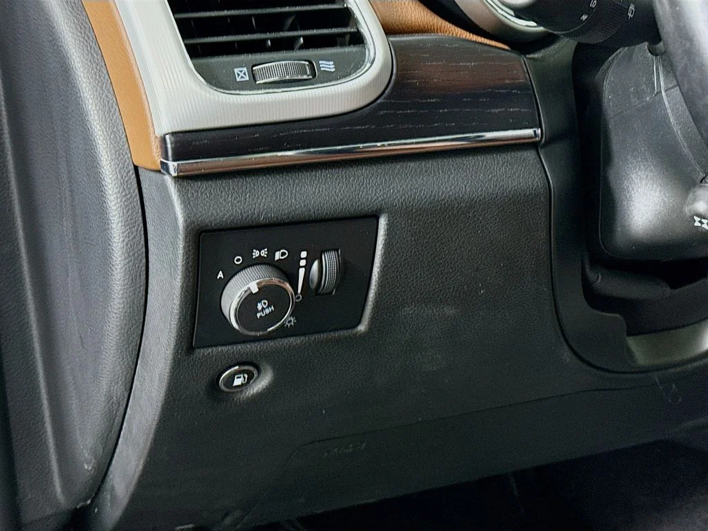 Used 2020 Brown Jeep Summit image 11