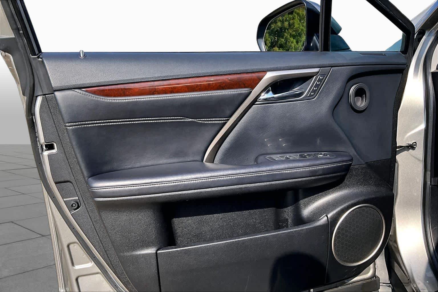 Used 2019 Atomic Silver Lexus  image 19