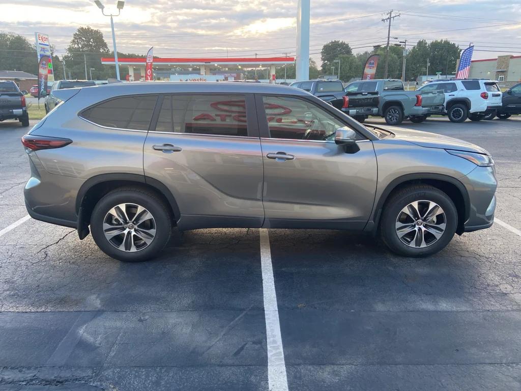 2026 Toyota Highlander XLE - Photo 6