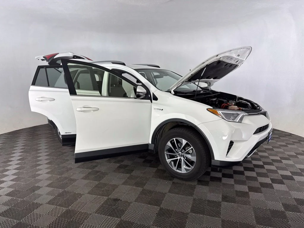 Used 2018 White Toyota LE image 20