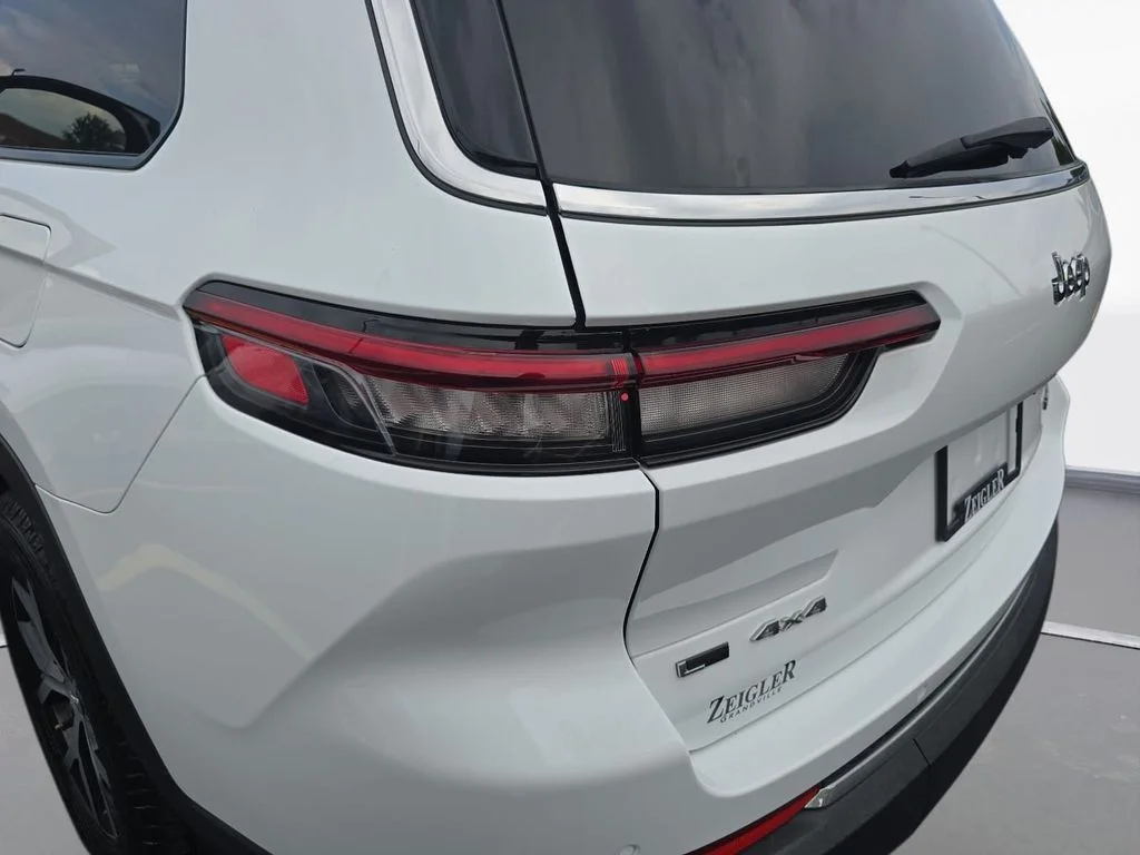 Used 2023 White Jeep Limited image 34