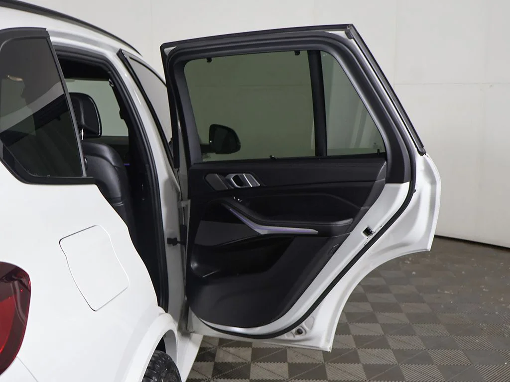 Used 2021 White BMW M50i image 24