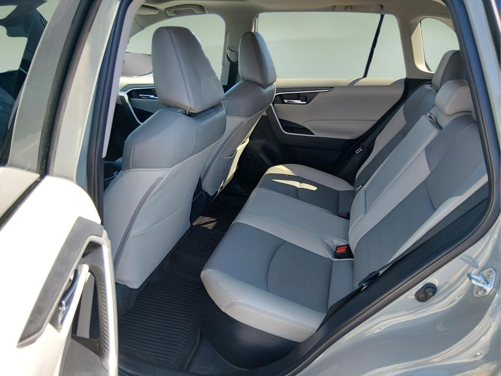 Used 2022 Lunar Rock Toyota XLE Premium image 19