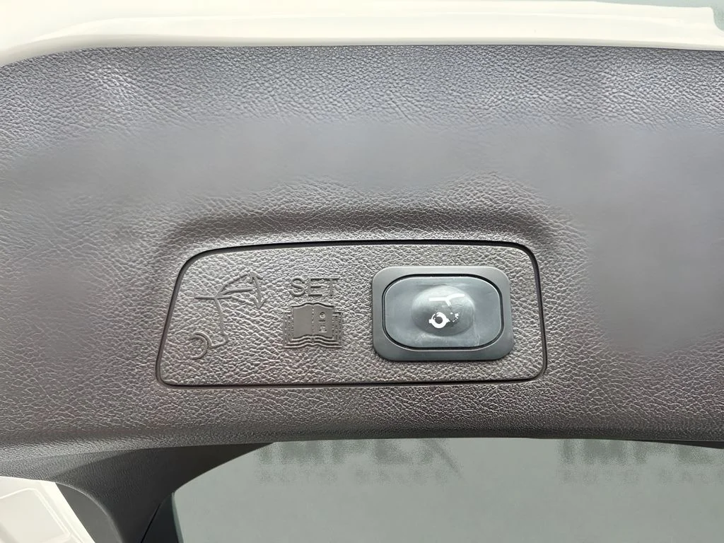 Used 2019 White Lincoln Reserve image 19