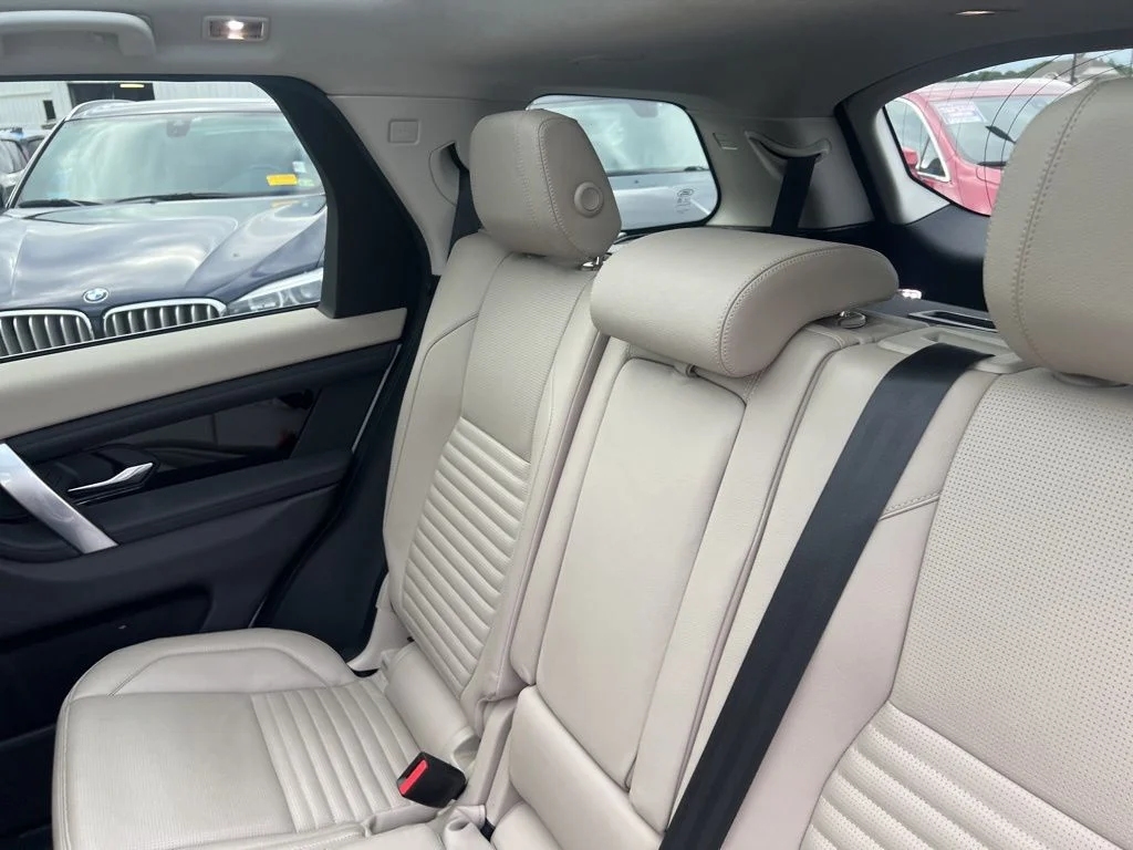 Used 2021 White Land Rover SE image 17