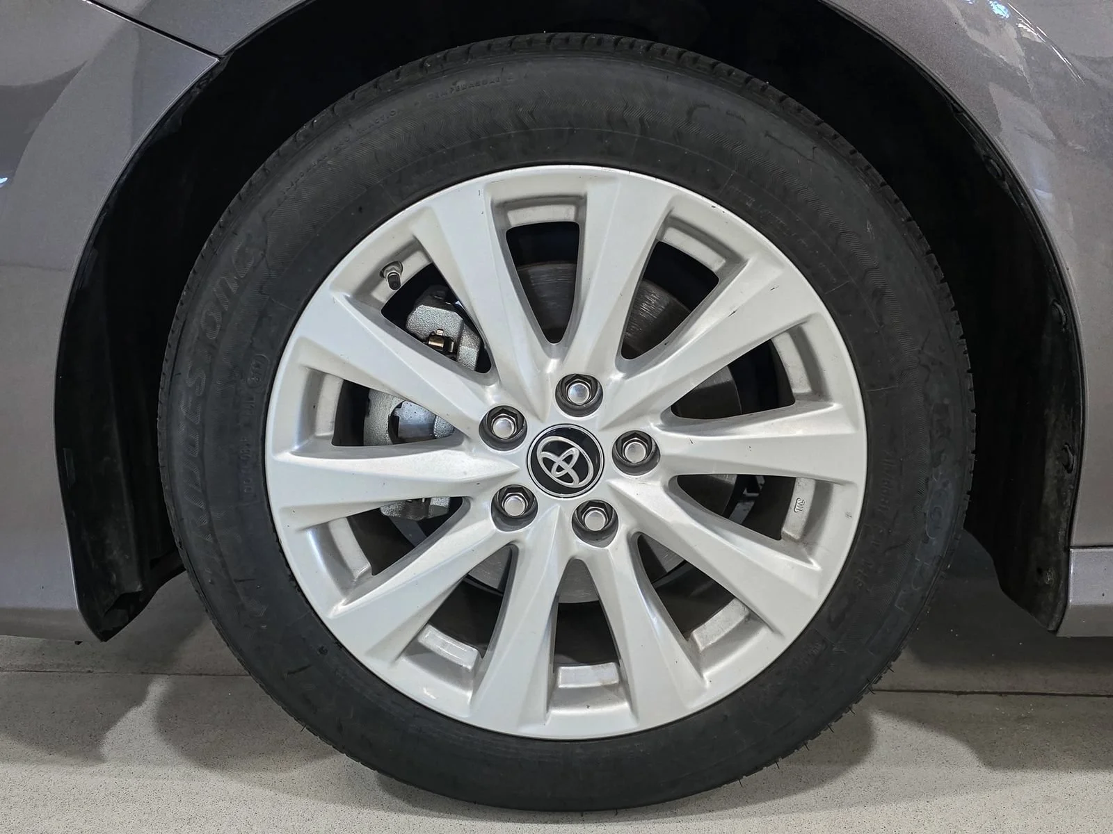 Used 2018 Gray Toyota LE image 17