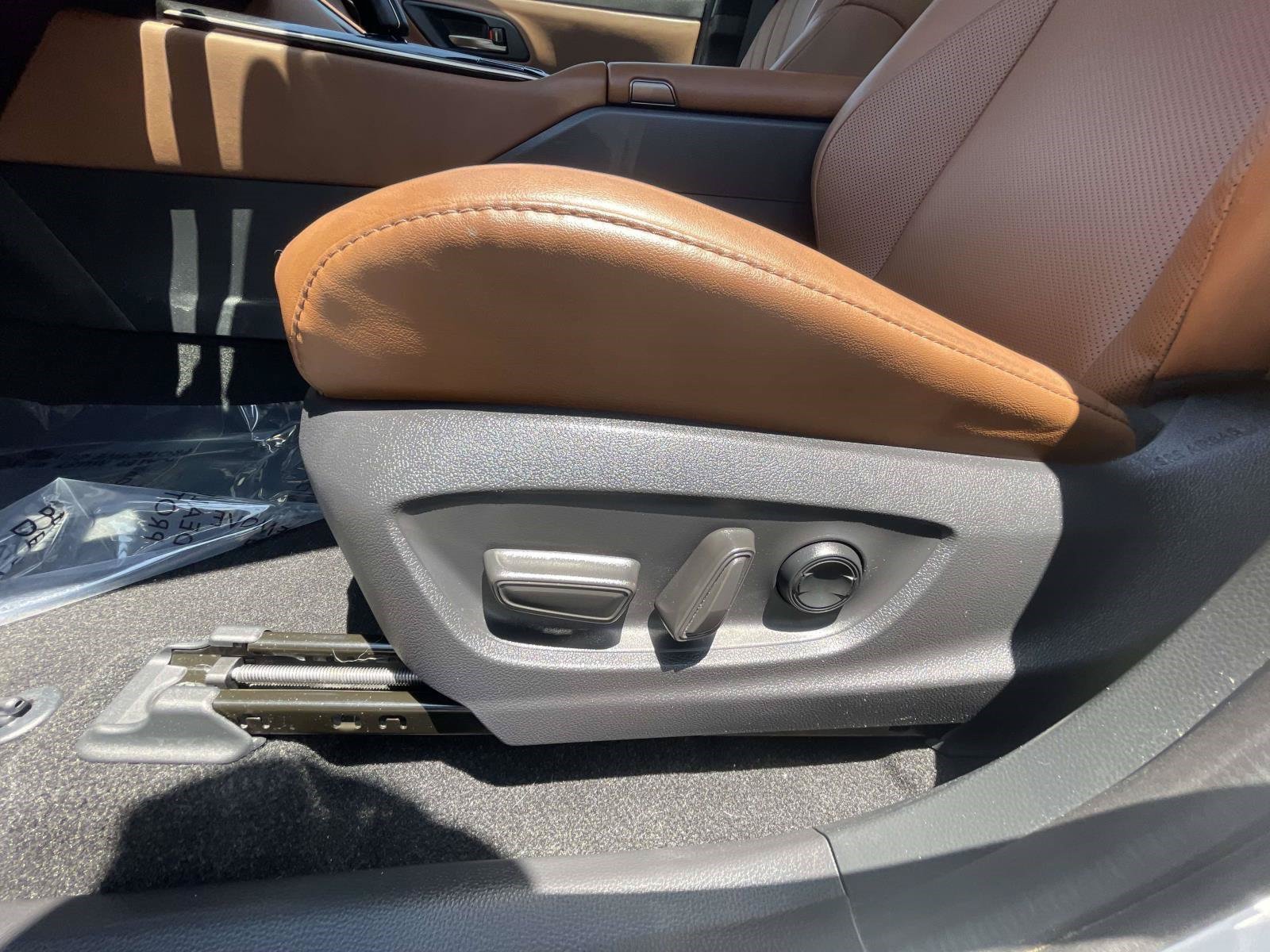 Used 2025 Oxygen White Toyota XLE image 19