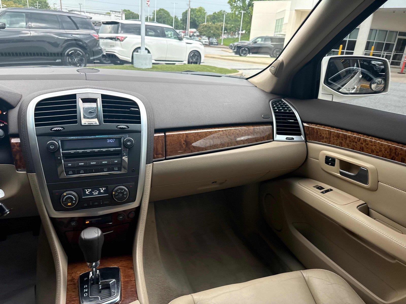 Used 2009 White Diamond Tricoat Cadillac AWD image 15