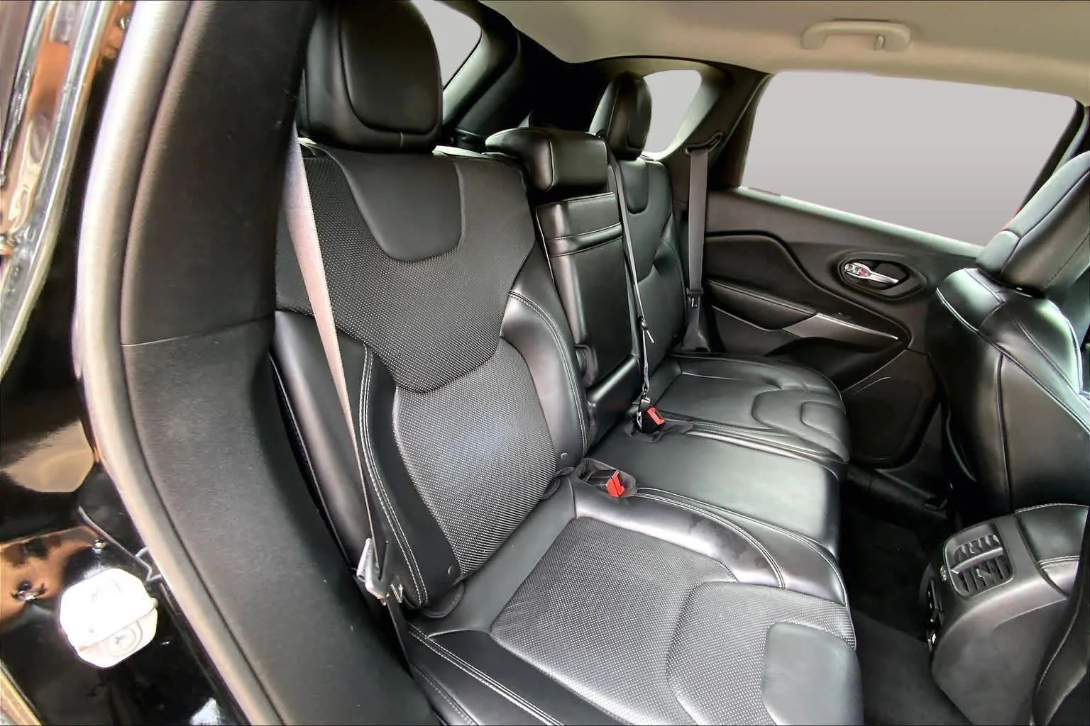 Used 2019 Diamond Black Crystal Pearlcoat Jeep Limited image 19