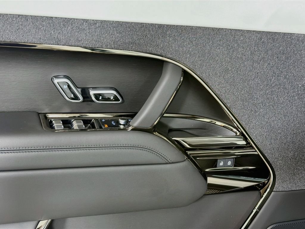 New 2026 Fuji White Land Rover Dynamic SE image 18