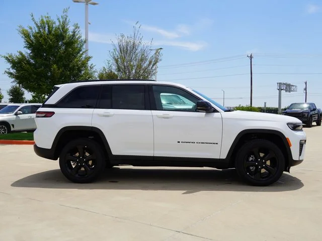 New 2026 Bright White Clear-Coat Exterior Paint Jeep Limited image 10