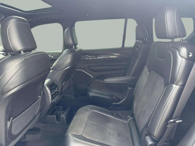 Used 2022  Jeep Laredo image 23