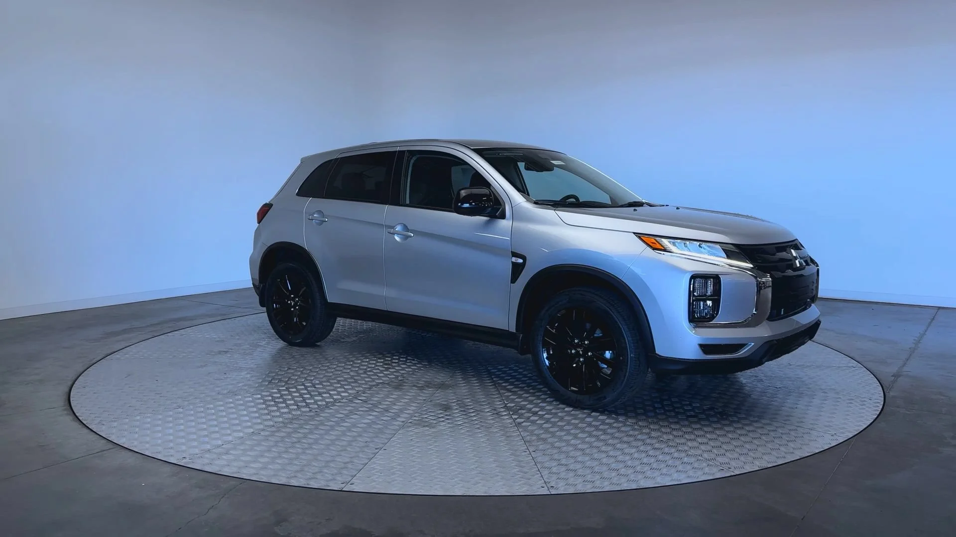 New 2026 Alloy Silver Metallic Mitsubishi LE image 2