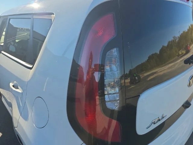 Used 2016 White Kia Plus image 35