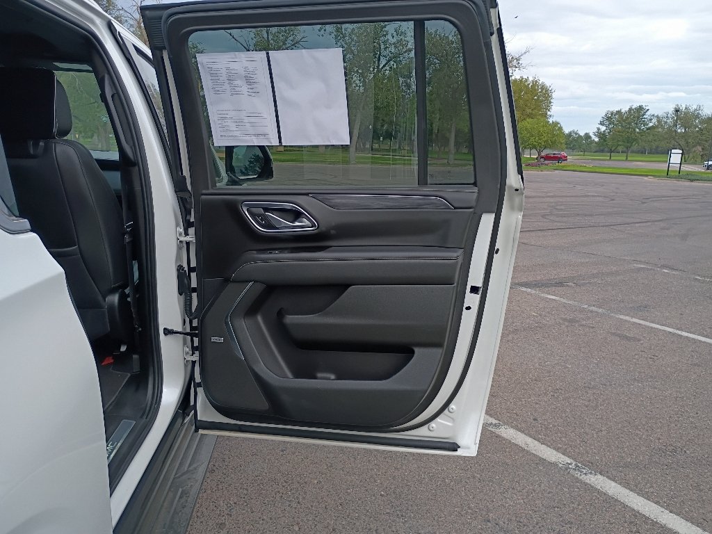 Used 2021 White Frost Tricoat GMC SLT image 13
