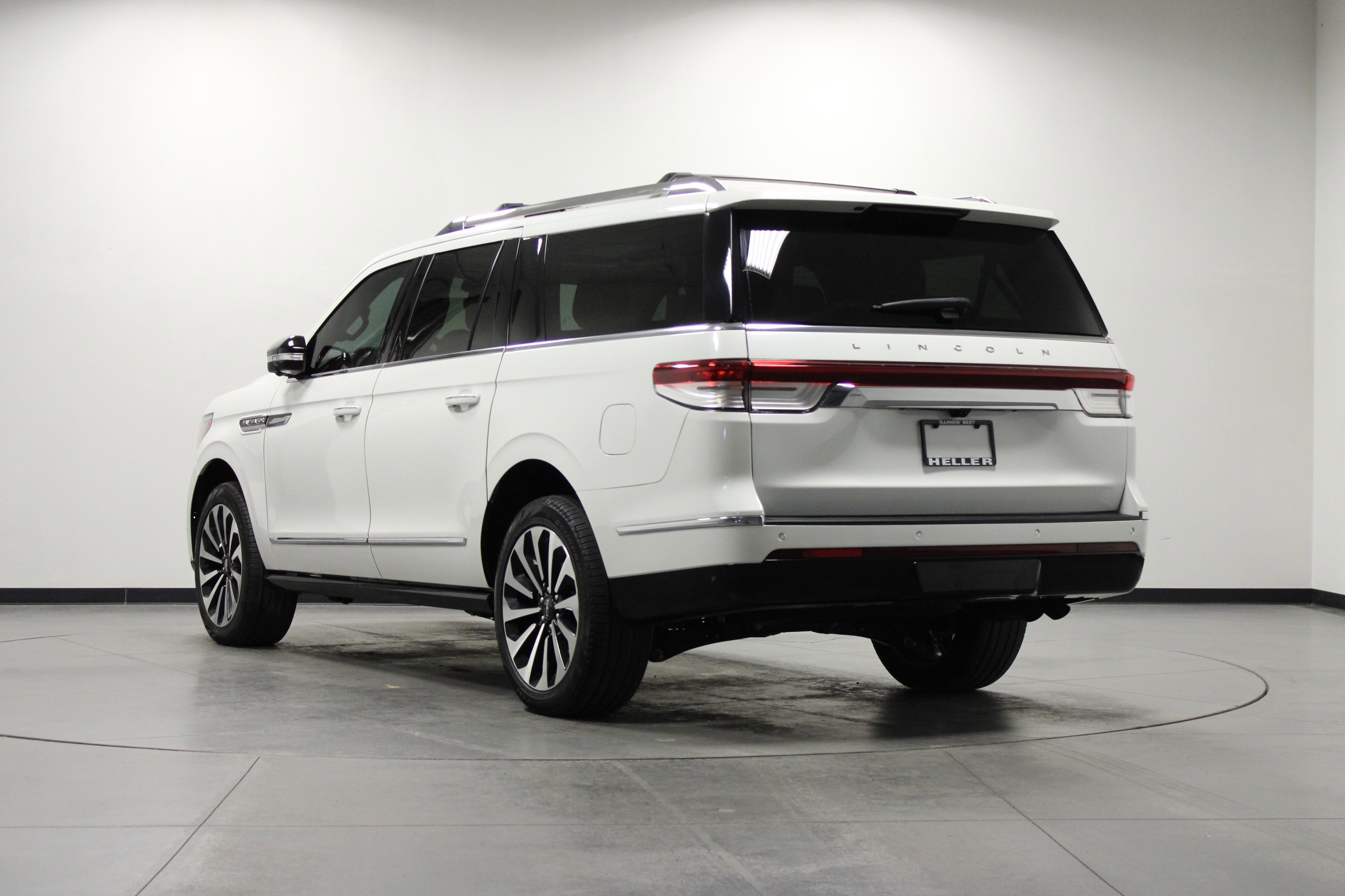 Used 2024 White Metallic Lincoln Reserve image 6