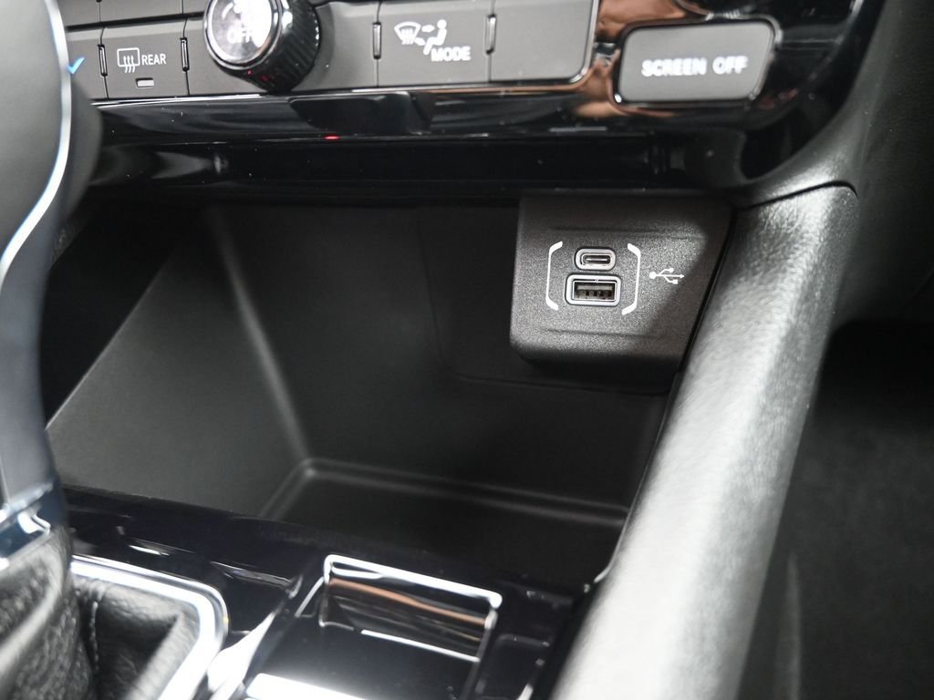 New 2026 Silver Zynith Metallic Clearcoat Jeep Latitude image 4