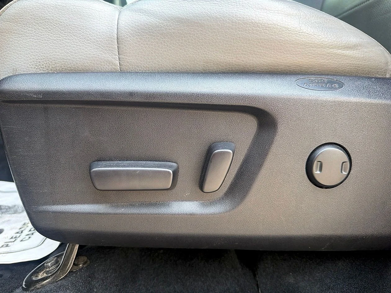 Used 2021  Toyota Limited image 10