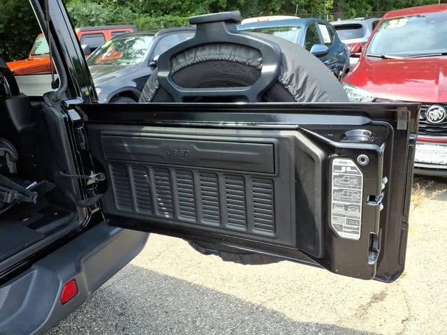 Used 2018 Black Jeep Sahara 4x4 image 8