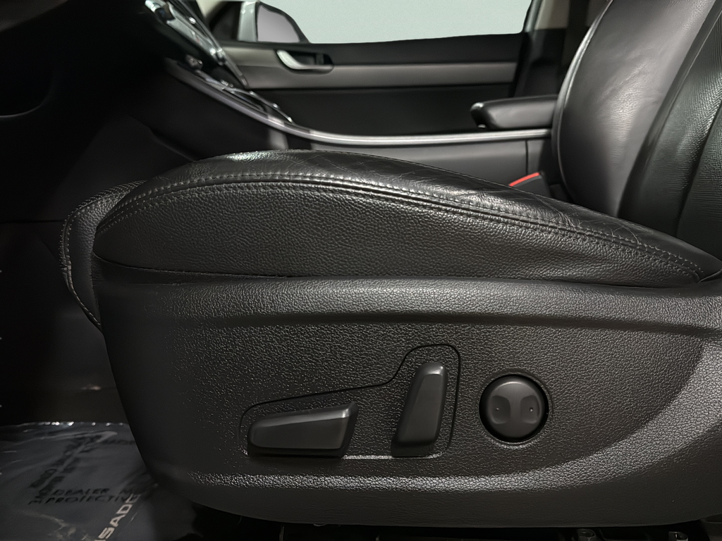 Used 2022 Hyper White Hyundai SEL image 10