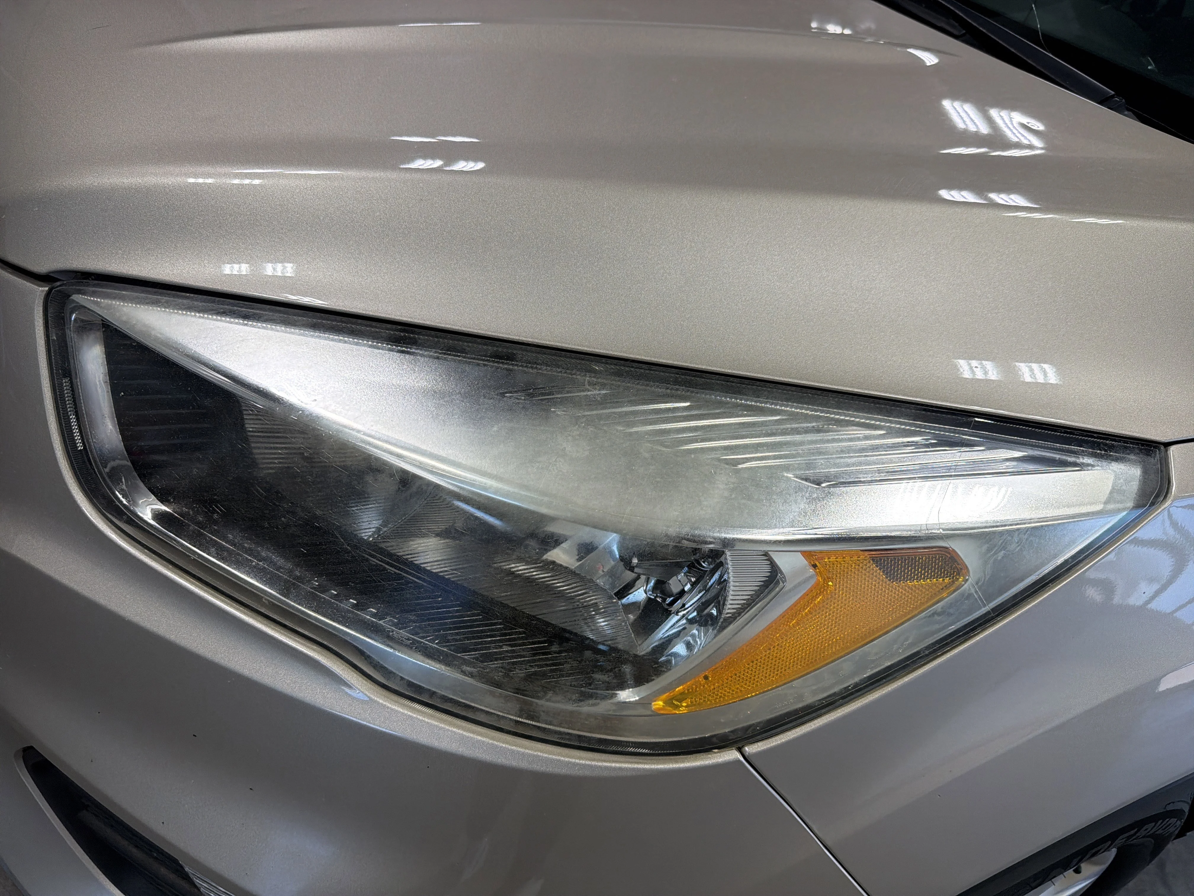Used 2018 White Gold Metallic Ford SE image 6