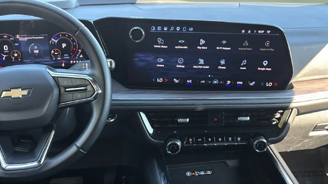 Used 2025 Summit White Chevrolet LT image 11