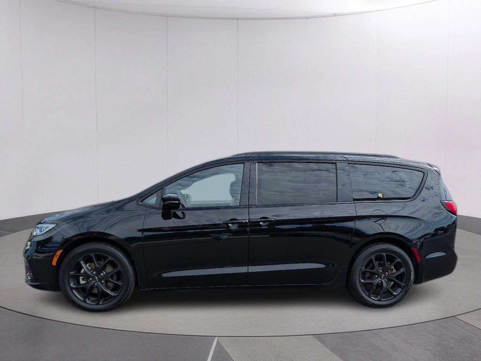 Used 2025 Diamond Black Crystal Pearlcoat Chrysler Limited image 2