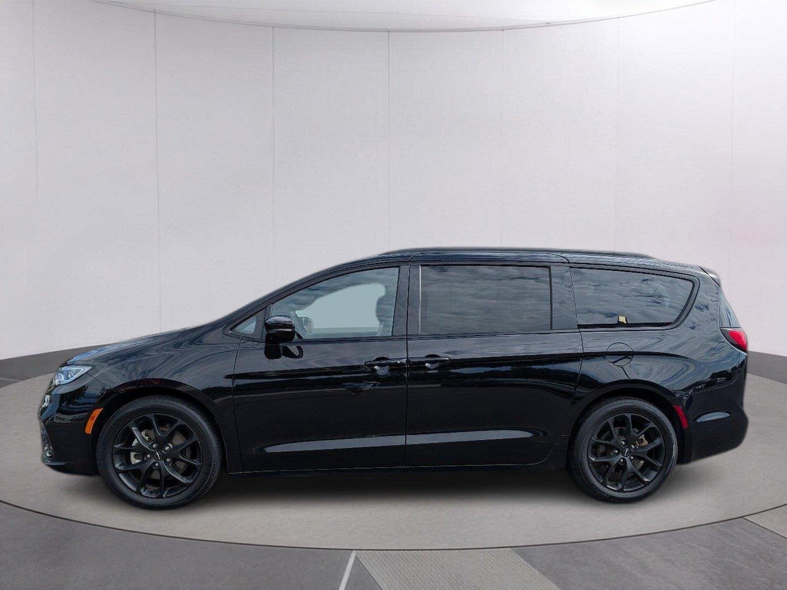 Used 2025 Diamond Black Crystal Pearlcoat Chrysler Limited image 2