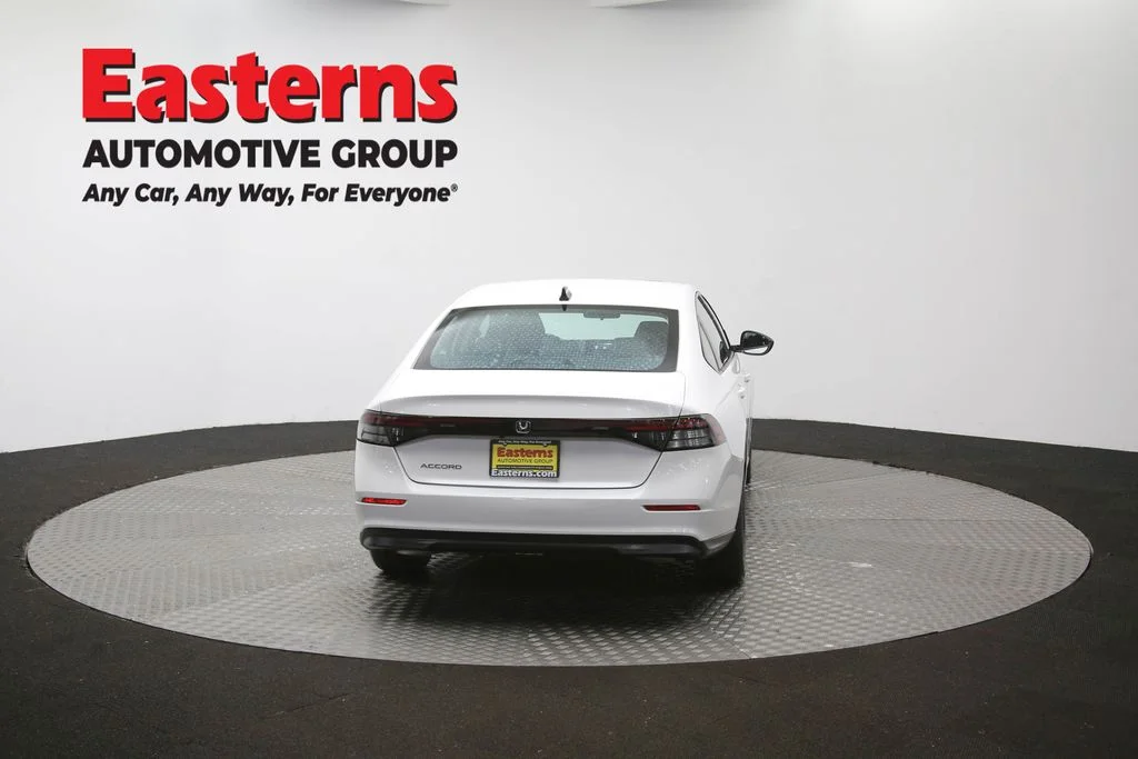 Used 2025 White Honda SE image 36