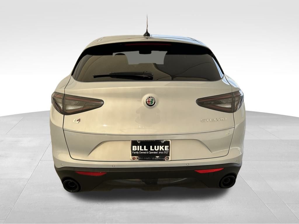New 2025 Moonlight Gray Metallic Exterior Paint Alfa Romeo Base image 6