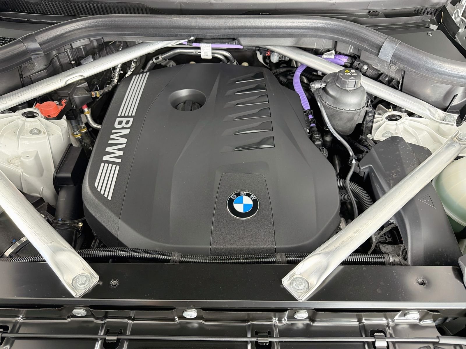 Used 2026 Mineral White Metallic BMW xDrive40i image 32