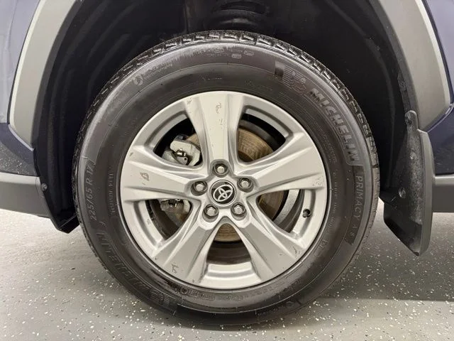 Used 2024  Toyota XLE image 19