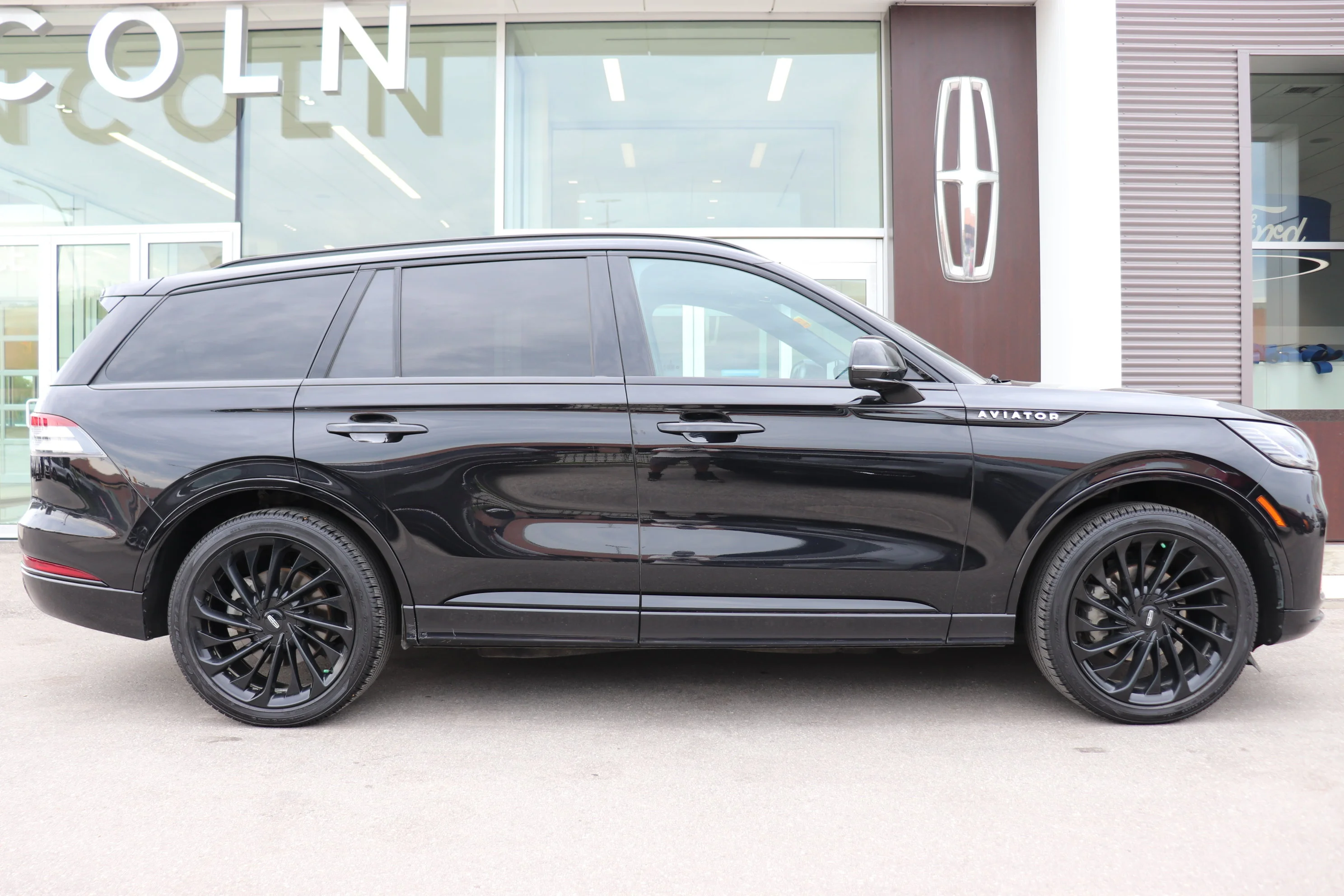 Used 2025 Black Lincoln Reserve image 3
