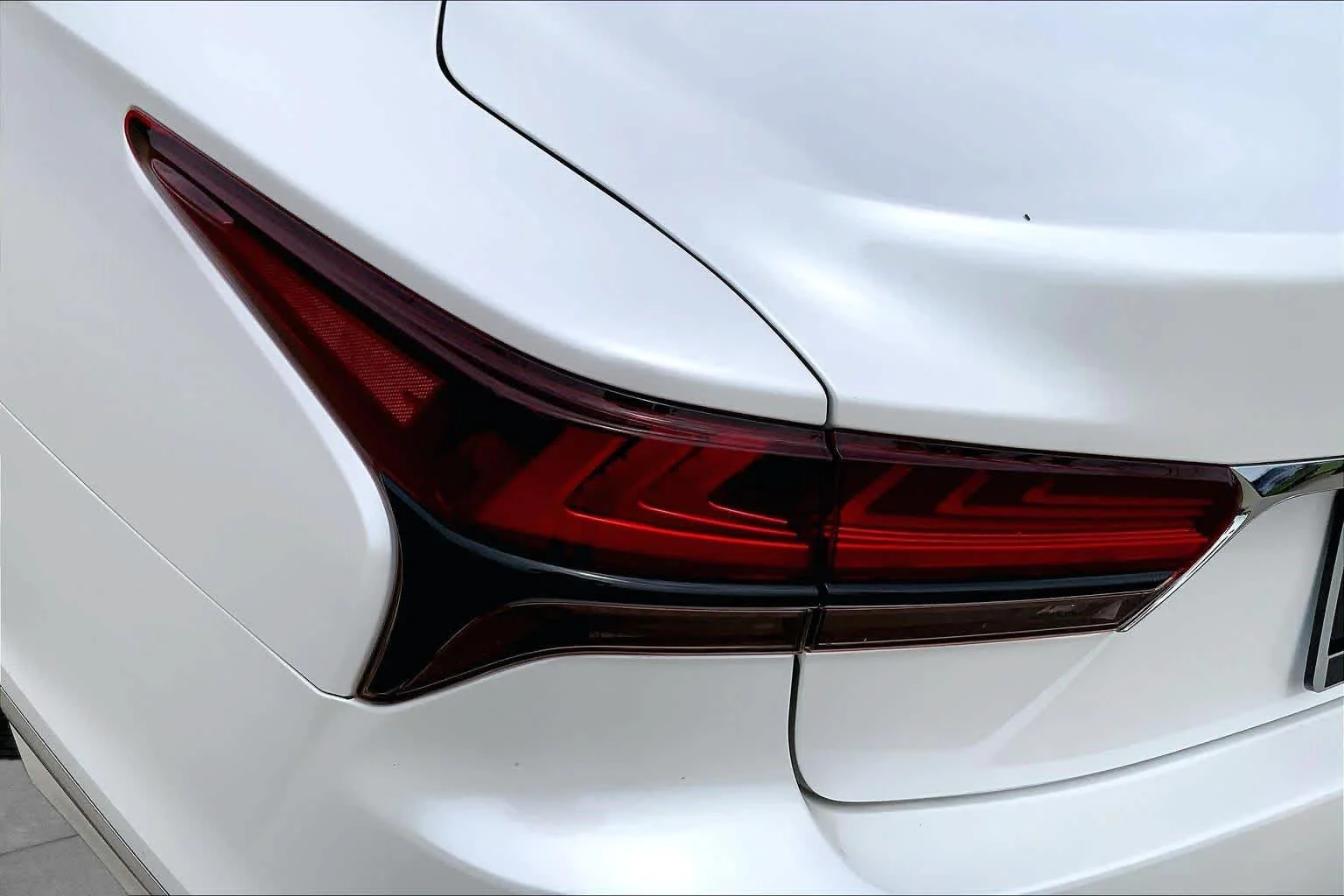 Used 2022 Eminent White Pearl Lexus  image 27