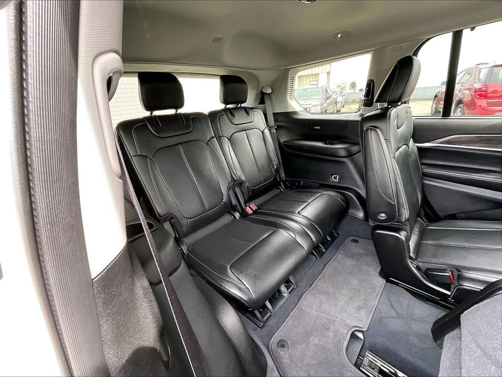 Used 2023 White/off-white Jeep Limited image 17