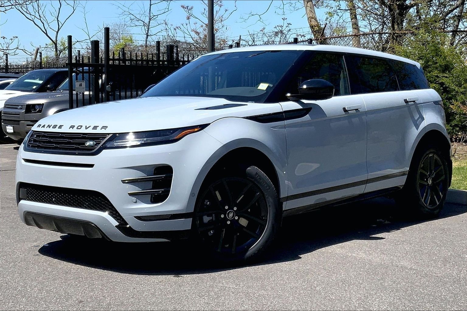 2026 Land Rover Range Rover Evoque Dynamic SE's photo