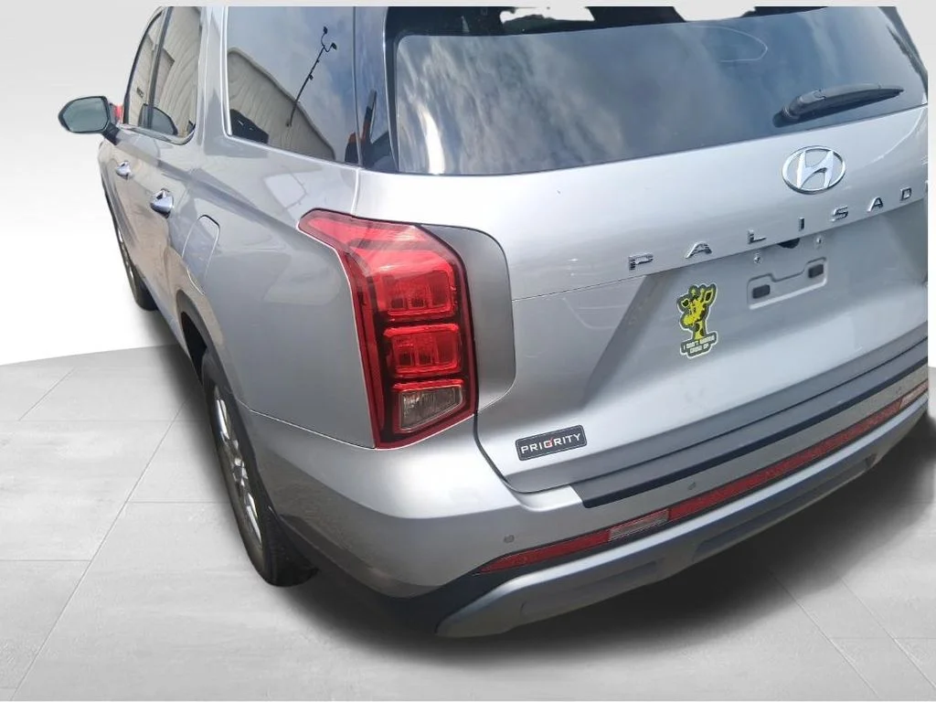 Used 2023 Silver Hyundai SE image 5