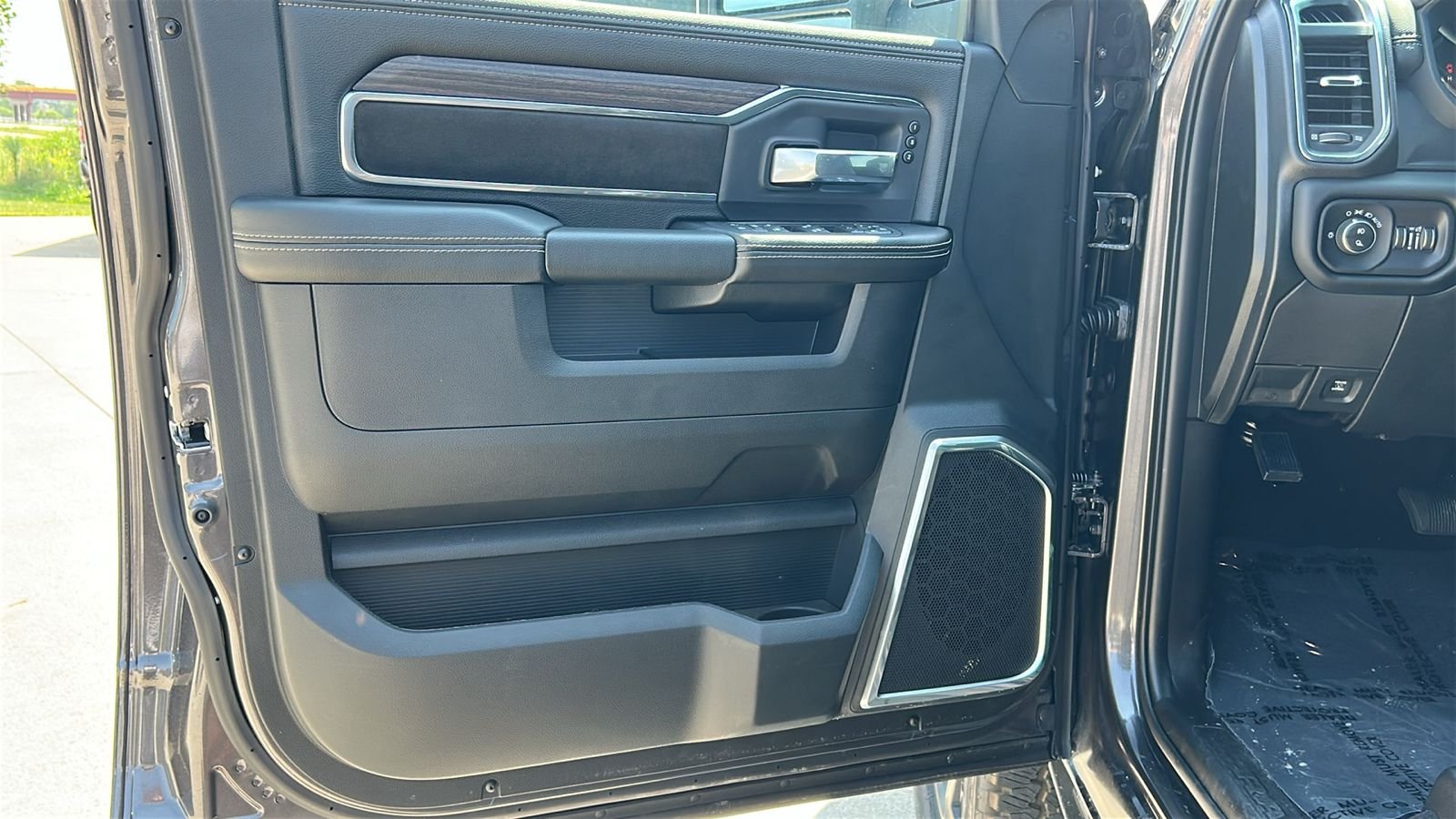 New 2026 Granite Crystal Metallic Clear-Coat Exterior Paint RAM Laramie image 18