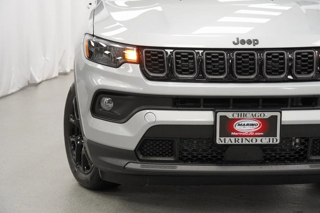 New 2026 Silver Zynith Metallic Clear-Coat Exterior Paint Jeep Latitude image 6