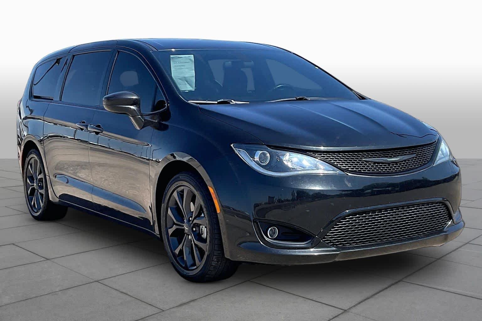 Used 2018 Brilliant Black Crystal Pearlcoat Chrysler Touring Plus image 3
